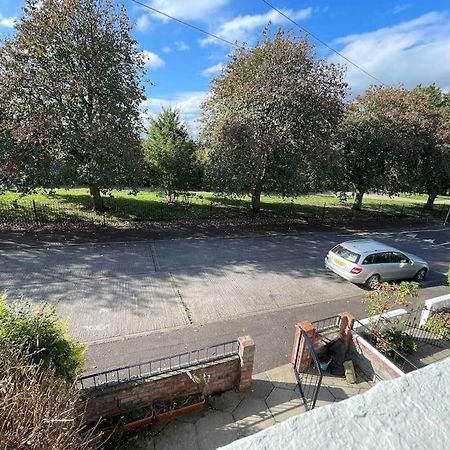 Lovely 2 Bedroom House Overlooking Park, Free Parking Belfast Exterior foto
