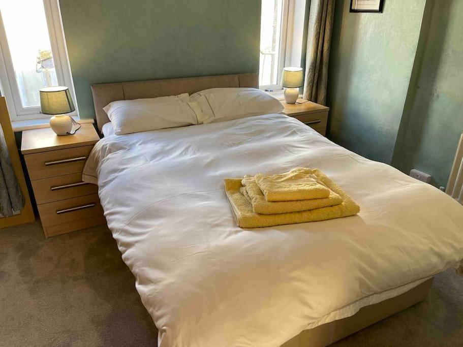 Lovely 2 Bedroom House Overlooking Park, Free Parking Belfast Exterior foto