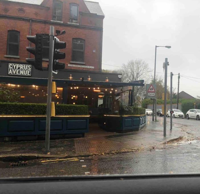 Lovely 2 Bedroom House Overlooking Park, Free Parking Belfast Exterior foto