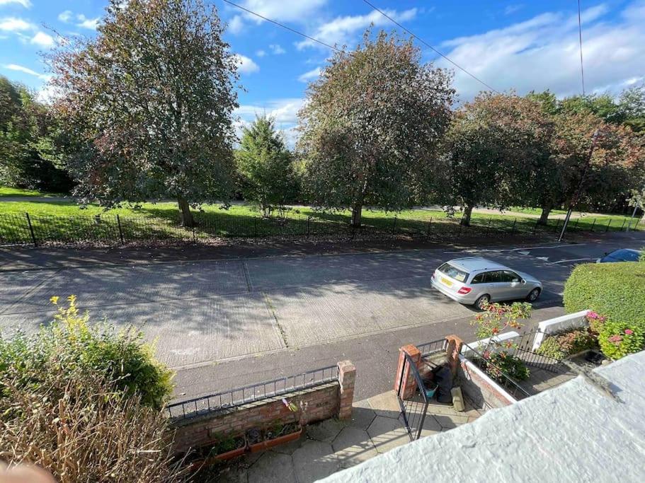 Lovely 2 Bedroom House Overlooking Park, Free Parking Belfast Exterior foto