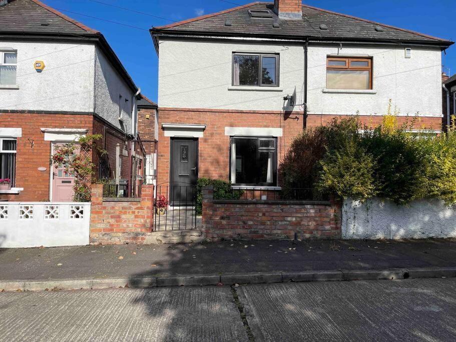 Lovely 2 Bedroom House Overlooking Park, Free Parking Belfast Exterior foto