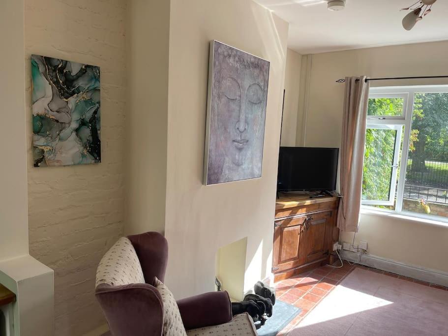 Lovely 2 Bedroom House Overlooking Park, Free Parking Belfast Exterior foto