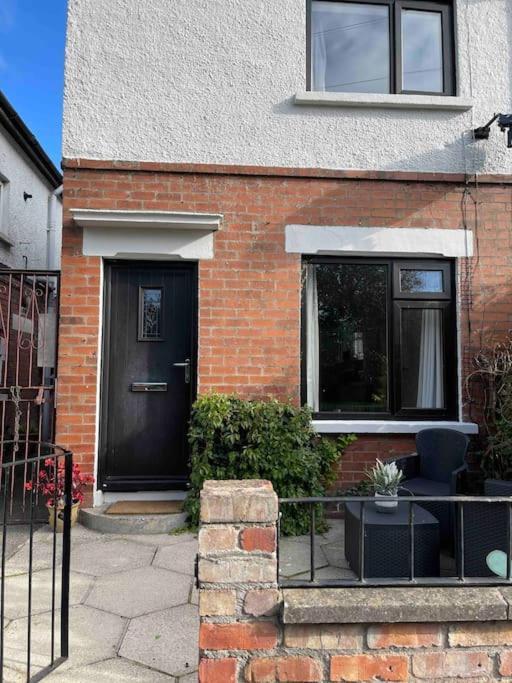 Lovely 2 Bedroom House Overlooking Park, Free Parking Belfast Exterior foto